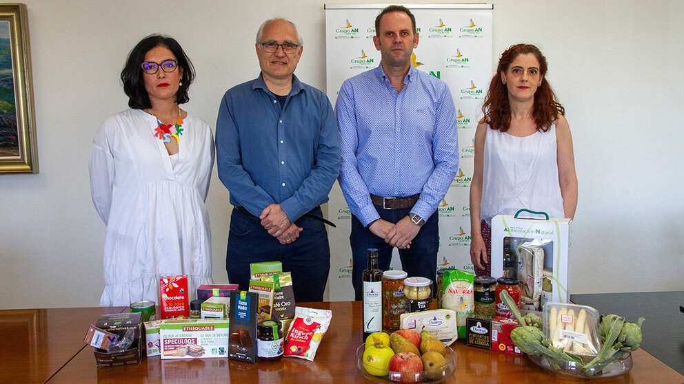 De izquierda a derecha, Silvia Ros y Javier Andueza (Alboan), José Javier Pagola y Maite Muruzábal (Grupo AN). CEDIDA