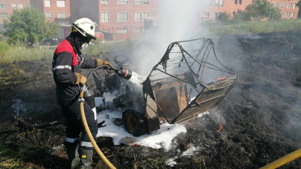 Una máquina cortacésped arde y provoca un incendio en Tafalla
