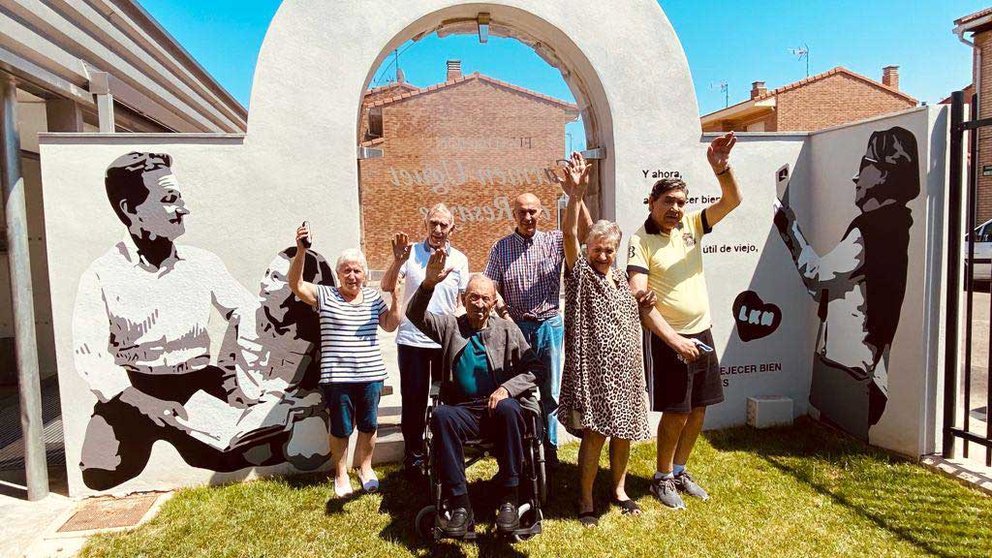 Personas mayores del centro de día El Pórtico de Ablitas celebran el primer aniversario de las instalaciones. / CEDIDA.