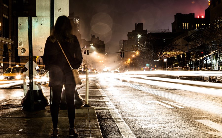 Una mujer sola en la calle de noche. CEDIDA