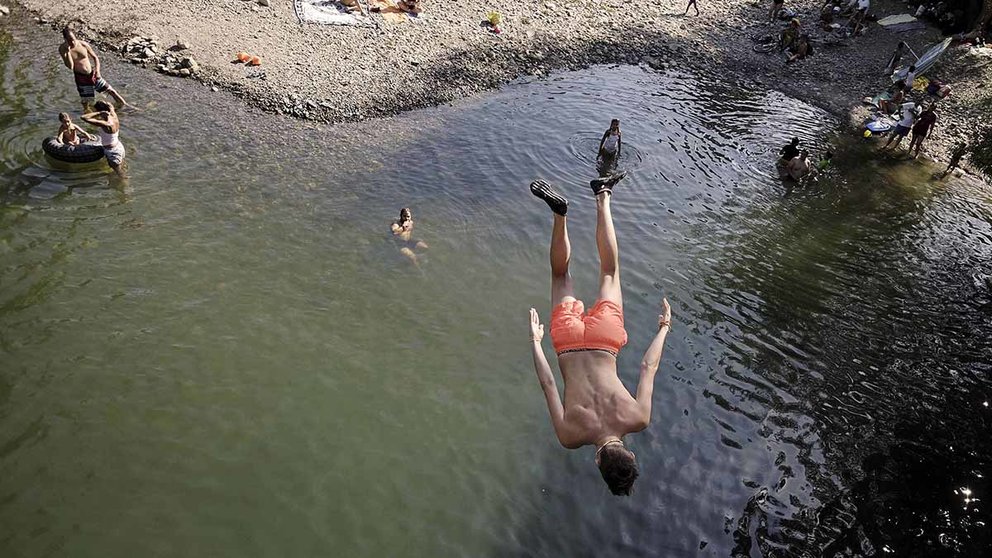 GRA082. PAMPLONA, 18/07/2017.- Un joven se lanza desde un puente al río de Irotz, localidad cercana a Pamplona, para hacer frente a las altas temperaturas que se han dado estos últimos días en Navarra. EFE/Iván Aguinaga