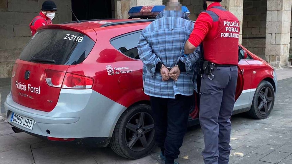 Agentes detienen a un hombre en Bera. POLICÍA FORAL