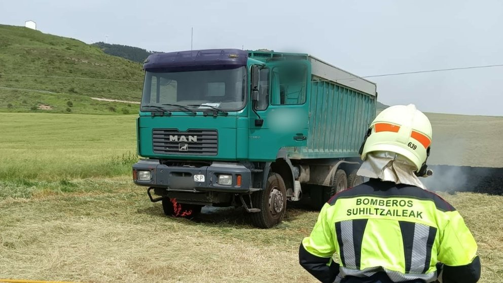 Efectivos de bomberos rescatan a un conductor tras incerdiarse su camión por contacto con un cable de alta tensión - BOMBEROS DE NAVARRA