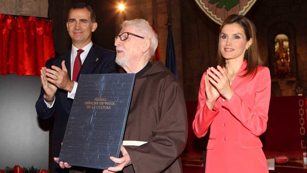 El religioso navarro Tarsicio de Azcona recibe el premio Príncipe de Viana 2014 de manos de don Felipe y doña Letizia (1)