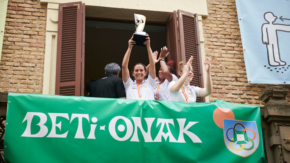 Centenares de personas reciben en Villava al Beti Onak por el ascenso a Liga Guerreras Iberdrola. PABLO LASAOSA