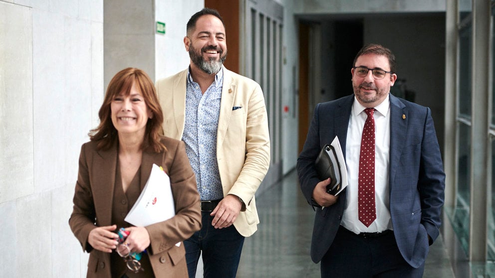 Uxue Barkos junto a Ramón Alzórriz y Unai Hualde llegando a la Mesa y Junta de Portavoces. PABLO LASAOSA