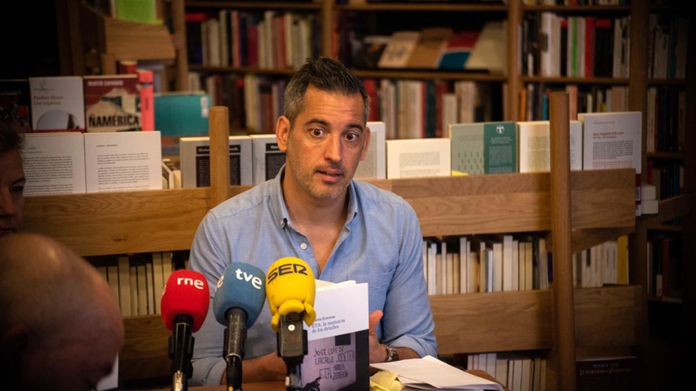 Joseba Eceolaza presenta su libro "ETA: La memoria de los detalles" en la libreria Walden de Pamplona.IRAITZ IRIARTE