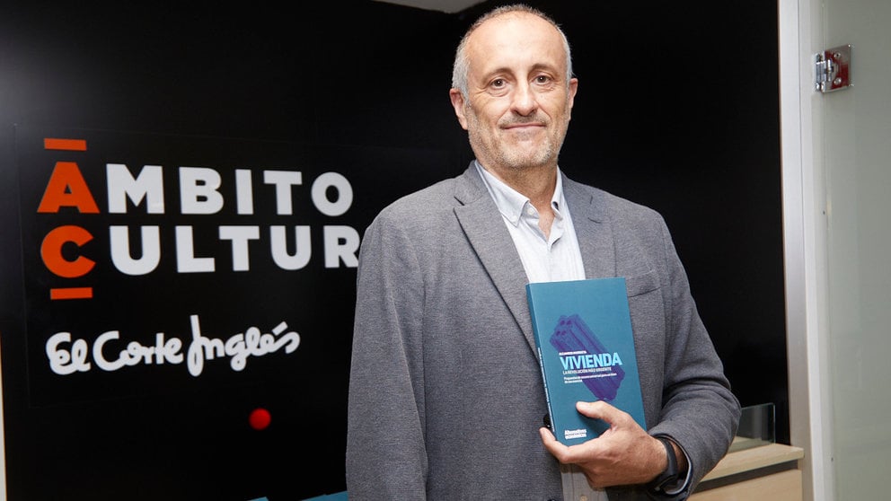 Alejandro Inurrieta presenta “Vivienda, la revolución más urgente” en la Sala de Ámbito Cultural de El Corte Inglés de Pamplona. IÑIGO ALZUGARAY