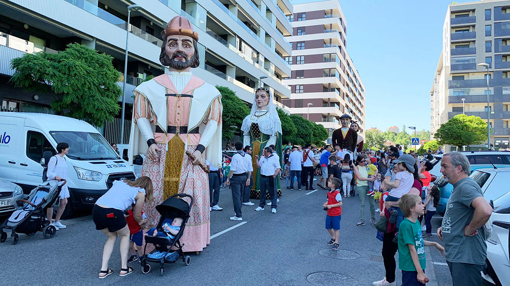 La Comparsa de Gigantes de Ripagaina en la calle Madrid durante las fiestas de 2022. Navarra.com
