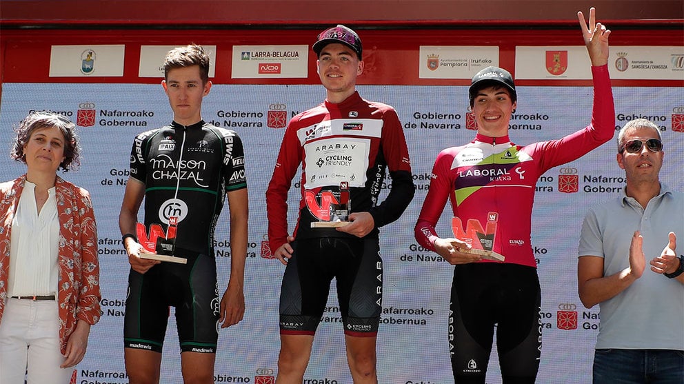 El ciclista estadounidense Andrew Vollmer (c), del Arabay Cycling Friendly Balear, ganador de la Vuelta a Navarra, tras la última etapa con inicio y llegada en Pamplona.- EFE / Villar López