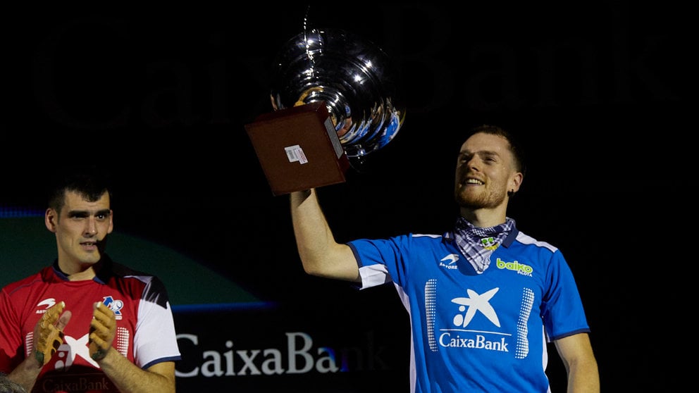 El navarro Unai Laso se ha proclamado campeón del Manomanista de Pelota tras imponerse a Joseba Ezkurdia (7-22) en la final disputada en el Pabellón Navarra Arena. IÑIGO ALZUGARAY
