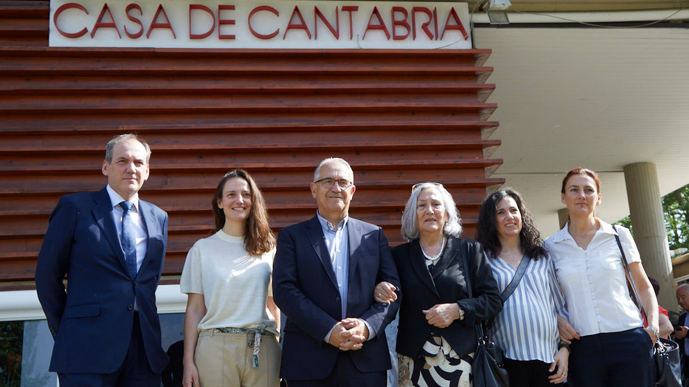 Enrique Maya, visita la Casa de Cantabria en Navarra para participar en el acto de homenaje a José Gómez Zubieta, presidente y fundador de la entidad, fallecido el marzo de 2022. IÑIGO ALZUGARAY