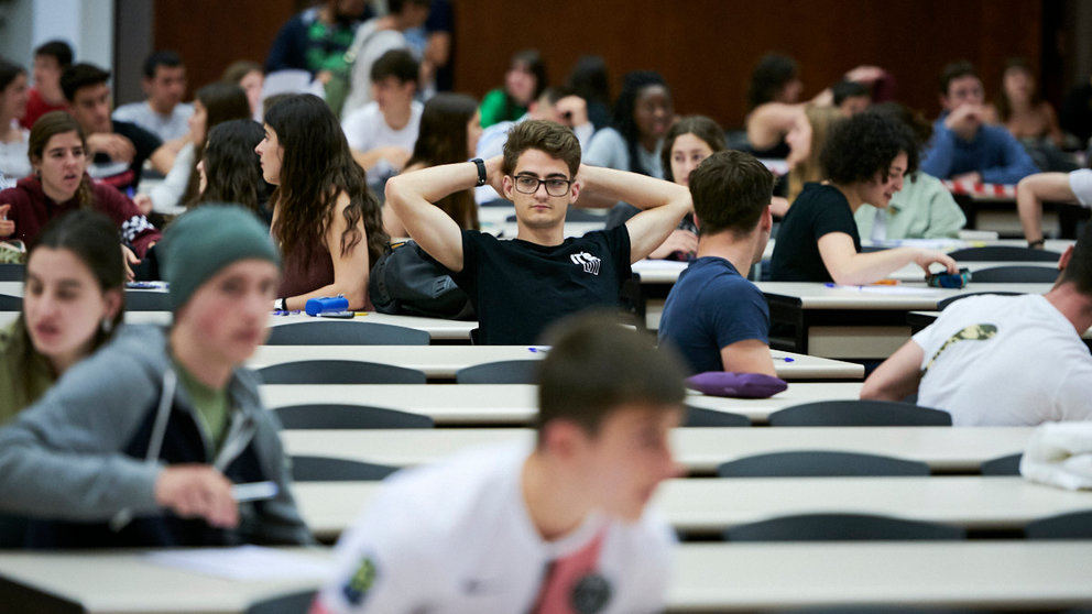 Un total de 3.706 estudiantes se enfrentan a las pruebas de la EvAU que arrancan este martes y que se prolongarán hasta el jueves en los campus de la UPNA de Pamplona y Tudela. PABLO LASAOSA