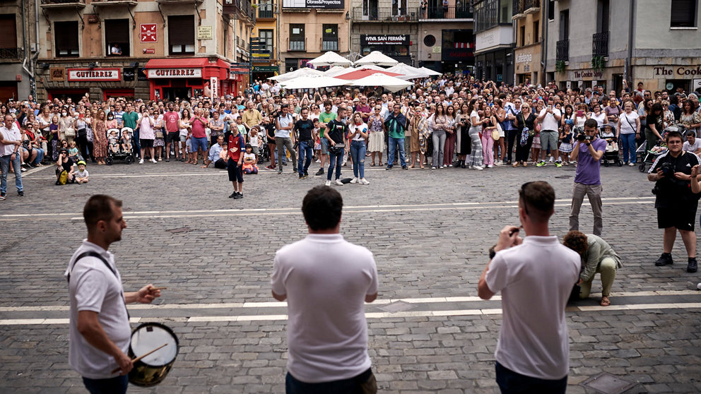  Las calles de Pamplona se llenan de música en directo la tarde del lunes para celebrar el último peldaño de la escalera de San Fermín. PABLO LASAOSA