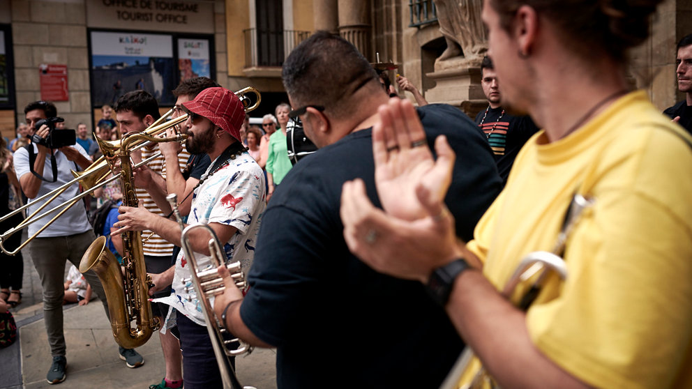  Las calles de Pamplona se llenan de música en directo la tarde del lunes para celebrar el último peldaño de la escalera de San Fermín. PABLO LASAOSA