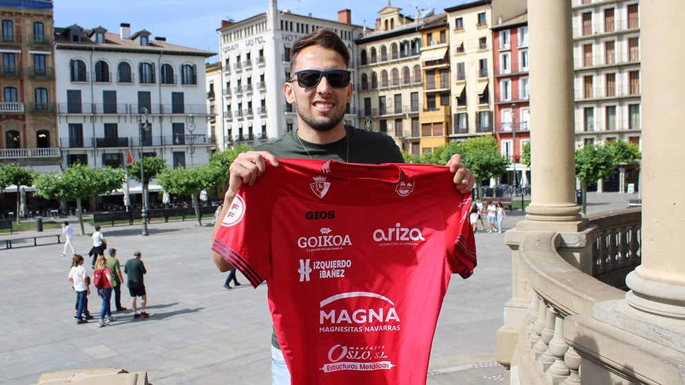 El brasileño Linhares muestra la camiseta de Osasuna Xota en la Plaza del Castillo en Pamplona. Xota.es