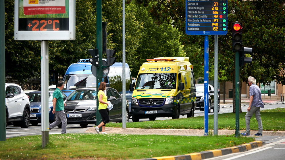 Una ambulancia de emergencias circula por la Avenida del Ejército de Pamplona. PABLO LASAOSA