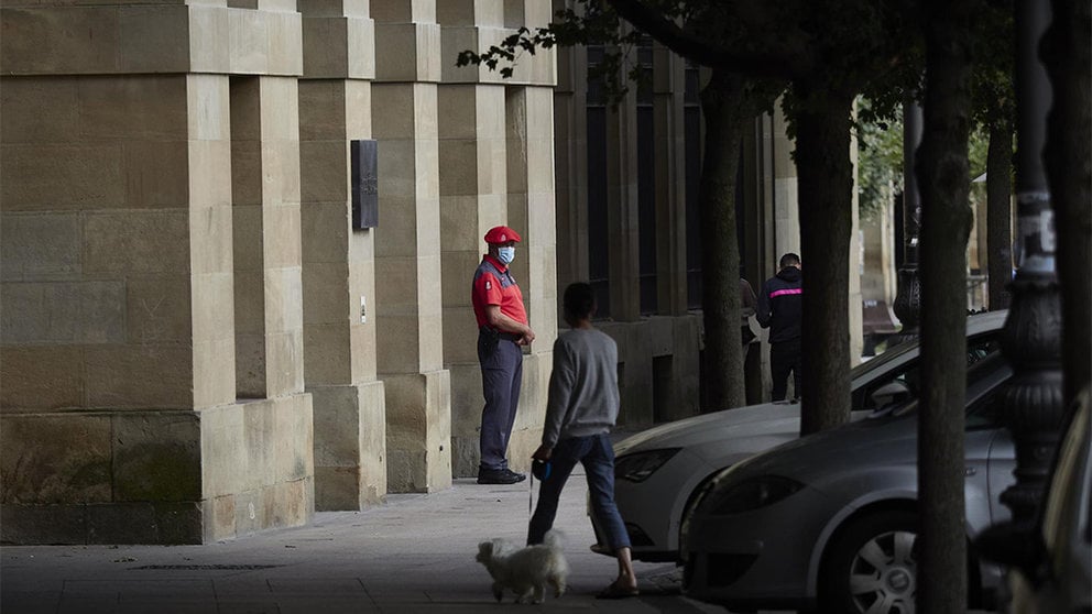 Un agente de la Policía Foral con mascarilla en los soportales de una céntrica calle de Pamplona EUROPA PRESS