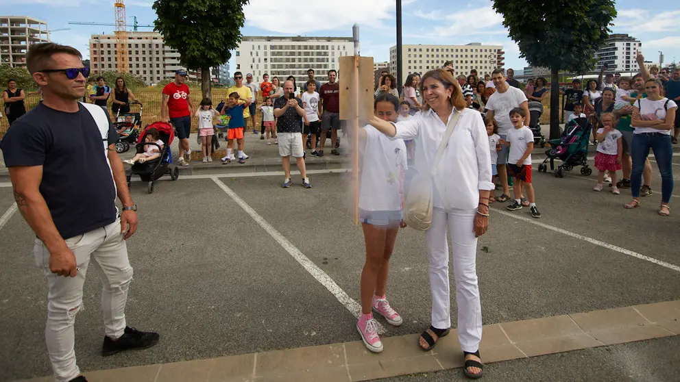 Chupinazo de inicio de las fiestas del barrio de Lezkairu de Pamplona en la plaza Maravillas Lamberto. IÑIGO ALZUGARAY