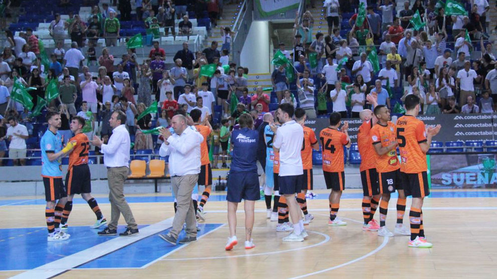 Jugadores y técnico del Ribera Navarra aplauden a la afición del Palma Futsal. @RiberaNavarrafs