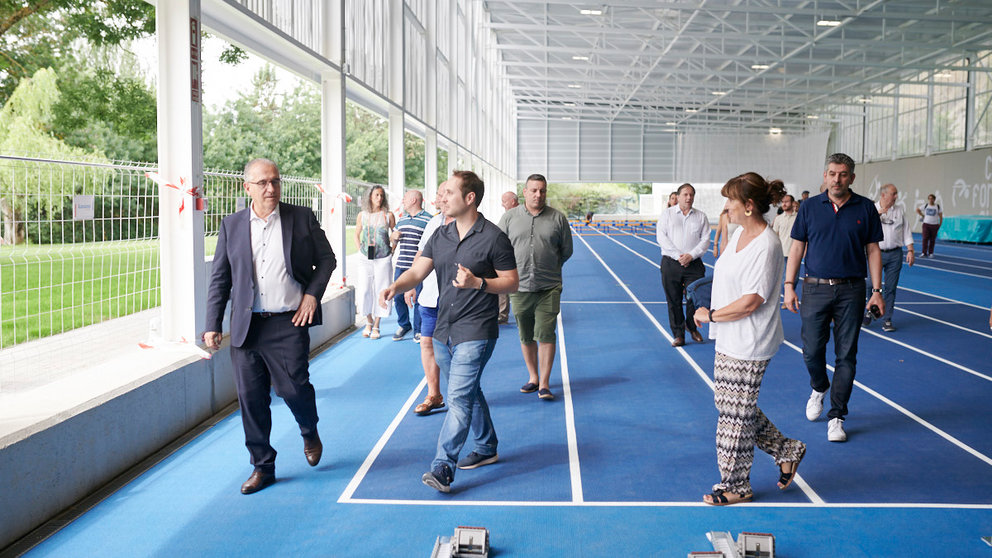Miembros de la comisión municipal de Asuntos Ciudadanos visitan la pista cubierta de atletismo de la SDR Echavacoiz. PABLO LASAOSA