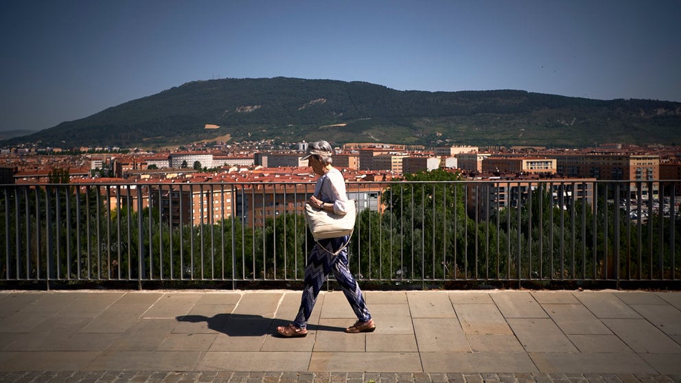 Una mujer camina cerca de la Taconera de Pamplona durante la ola de calor en junio de 2022. PABLO LASAOSA