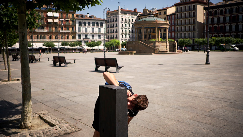 Un joven bebe agua de una fuente durante la ola de calor en junio de 2022. PABLO LASAOSA