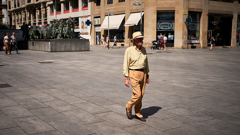 Un hombre cmaina por Pamplona durante la ola de calor en junio de 2022. PABLO LASAOSA