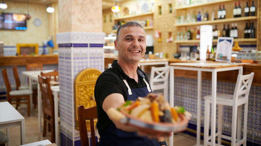Salah Dahmani posa en el b ar restaurante Sésamo, especializado en comida libanesa, en la calle Paulino Caballero 47 de Pamplona. PABLO LASAOSA