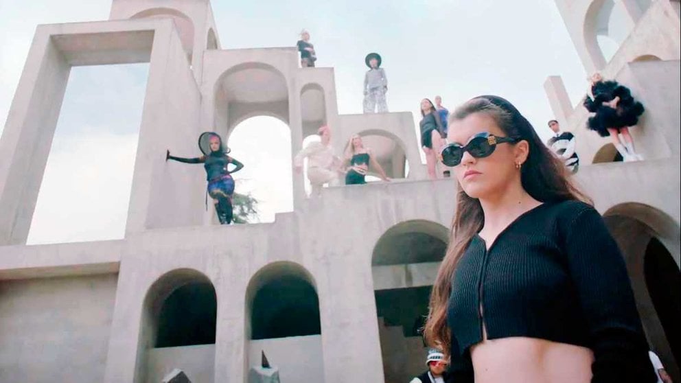 Amaia Romero en un fotograma del vídeo promocional de "Fanático", en el que participa la navarra. NETFLIX