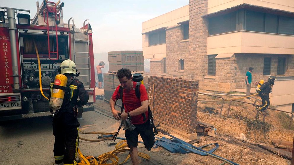 Vecinos intervienen en la extinción del  incendio declarado en Obanos
Eduardo Sanz / Europa Press