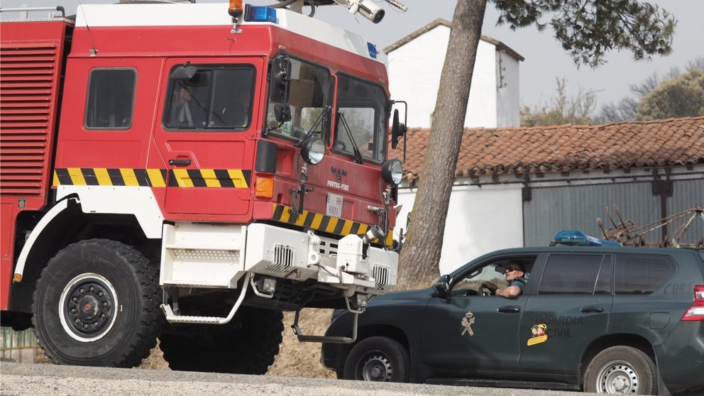 Un agente de la Guardia Civil informa de la situación a un camión de bomberos en Obanos. EDUARDO SANZ / Europa Press