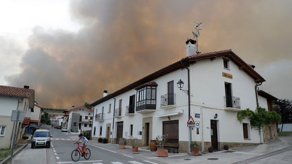 El humo provocado por los distintos incendios forestales que se han declarado esta tarde en Navarra, ha llegado a la localidad de Undiano, situado a 13 kilómetros de Pamplona. EFE/ Villar López.