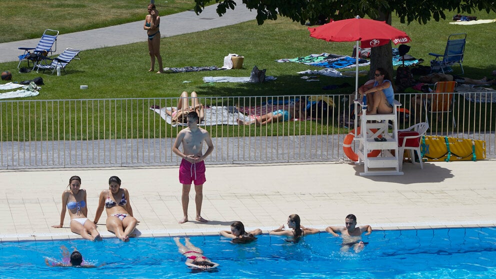 Primera ola de calor de 2022 en una piscina de Pamplona. IÑIGO ALZUGARAY