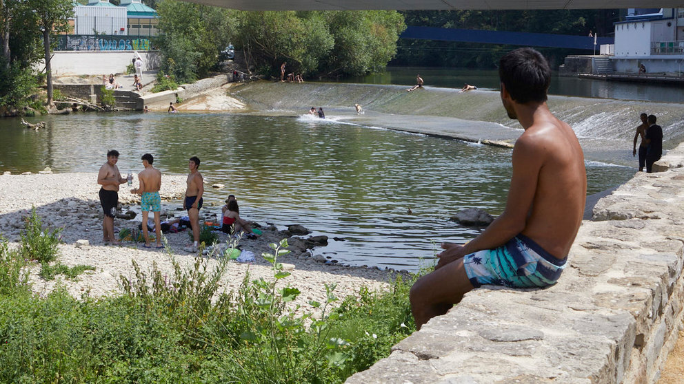 Primera ola de calor de 2022 en la zona de las pasarelas del río Arga junto al Club Natación en Pamplona. IÑIGO ALZUGARAY