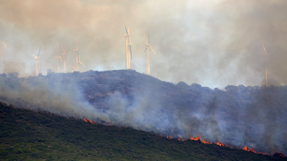 Un foco activo en el monte en el incendio de la zona de la Valdorba.IÑIGO ALZUGARAY