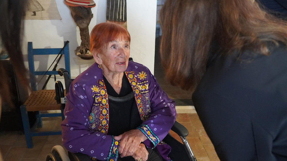 La artista, en su domicilio el pasado mes de marzo, cuando recibió de manos de la presidenta el premio Ramon Llull. CAIB
