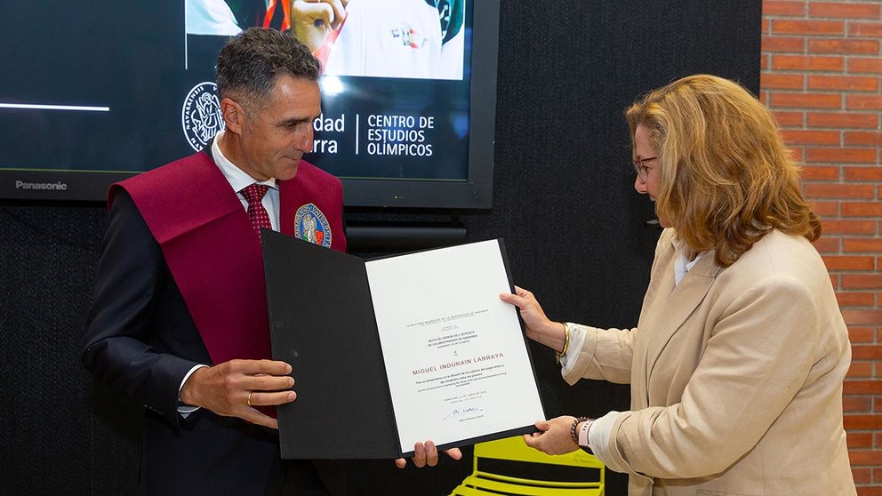 La vicerrectora de Estudiantes, Rosalía Baena, con el deportista Miguel Induráin, que recibió la Beca de Honor del Deporte de la Universidad. UNIVERISDAD DE NAVARRA