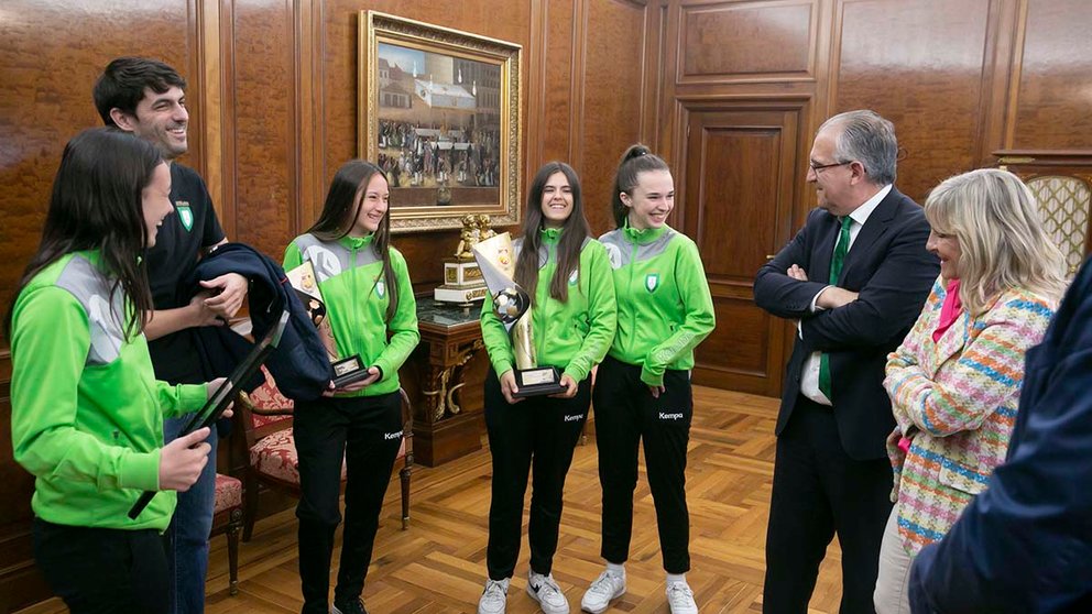 El alcalde de Pamplona recibe a una representación de los equipos femeninos de balonmano de las categorías infantil y cadete de Helvetia Anaitasuna. AYUNTAMIENTO DE PAMPLONA