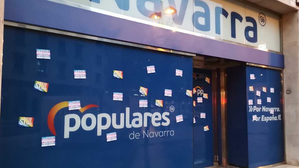 La sede del Partido Popular en Pamplona ha aparecido llena de pegatinas tras el ataque de los jóvenes de Podemos en Navarra.