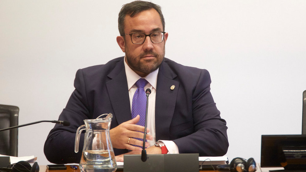 El consejero Javier Remírez comparece en comisión parlamentaria para explicar la gestión de la emergencia de los incendios que se han sucedido recientemente en Navarra. IÑIGO ALZUGARAY