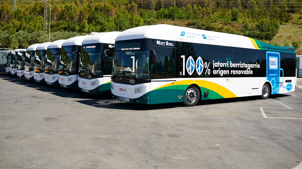 Presentación de los nuevos autobuses del Transporte Urbano Comarcal que próximamente entrarán en servicio. Son 13 vehículos propulsados por Gas Natural Comprimido (GNC) con Garantía de Origen Renovable (GdO). PABLO LASAOSA