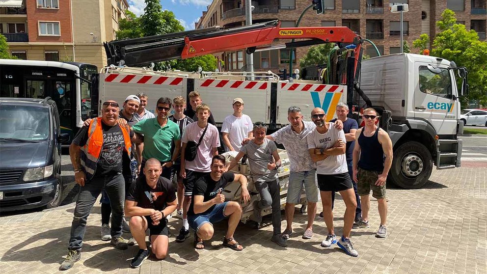 Voluntarios españoles y ucranianos cargaron las camas en Pamplona