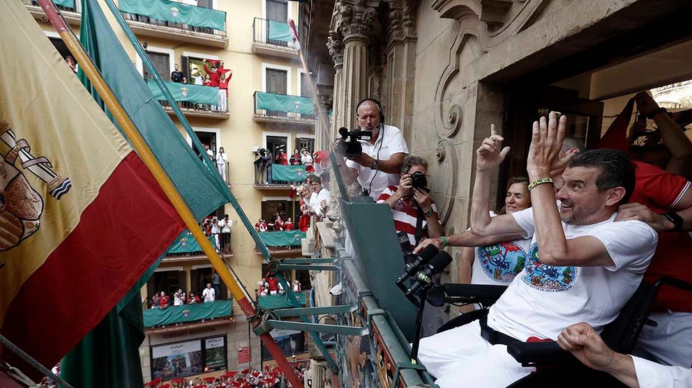 El exfutbolista, Juan Carlos Unzué da el chupinazo desde el balcón del Ayuntamiento en la Plaza Consistorial de Pamplona este miércoles dando comienzo a los Sanfermines 2022. EFE/Jesús Diges