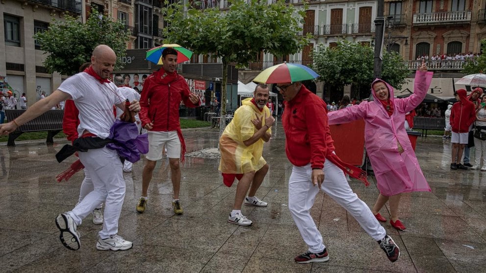 Miles de personas bailan en la Plaza del Castillo de Pamplona al ritmo de DJ Carlos Jean tras el chupinazo. MAITE H. MATEO.