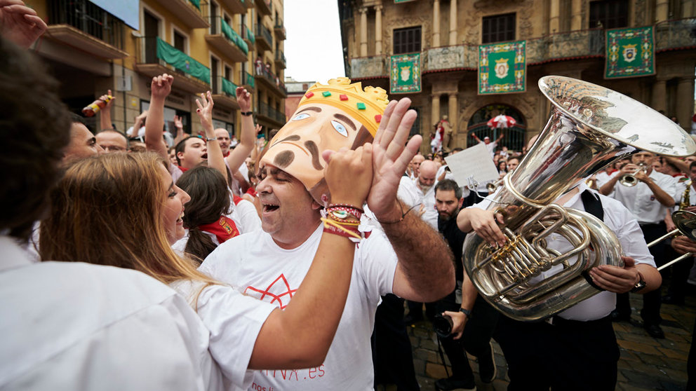 Riau Riau popular desde la Plaza del Ayuntamiento de Pamplona durante San Fermín 2022. PABLO LASAOSA