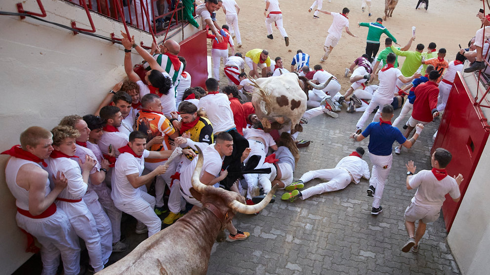 Primer encierro de San Fermín 2022 con toros de Núñez del Cuvillo en la entrada a la plaza. IÑIGO ALZUGARAY