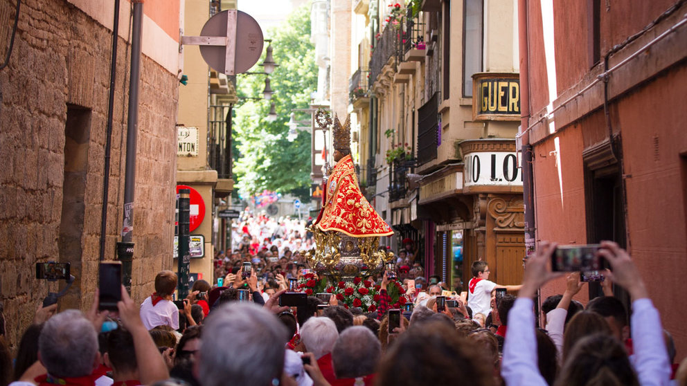 Procesión de San Fermín 2022 con el Santo acompañado por la comparsa de gigantes y cabezudos por las calles de Pamplona. ALEJANDRO VELASCO