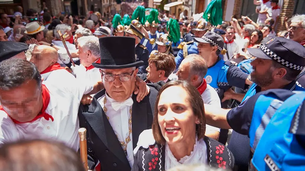 Incidentes en la calle Curia de Pamplona tras la procesi&oacute;n de San Ferm&iacute;n 2022. PABLO LASAOSA