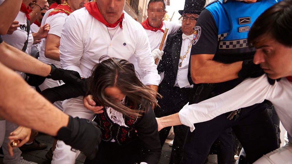 Incidentes en la calle Curia de Pamplona tras la procesión de San Fermín 2022. PABLO LASAOSA